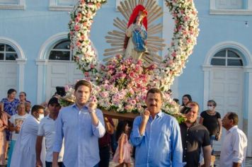 Centenas de fiéis participam da procissão da padroeira de Limoeiro de Anadia