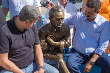Marlan Ferreira homenageia avô, inaugurando estátua do ex-prefeito Benício Ferreira