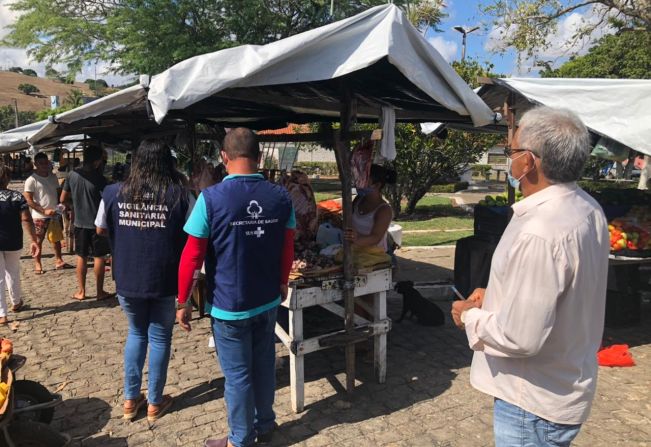 Viligância Sanitária alerta feirantes sobre o uso obrigatório de máscaras