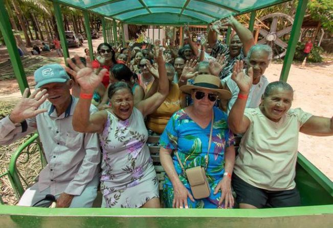 Limoeiro de Anadia: Idosos do grupo Feliz Idade participam de dia de lazer em balneário